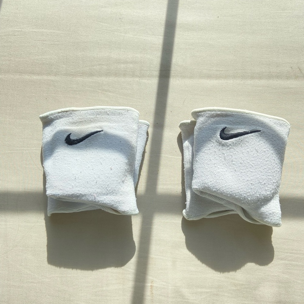 white nike kneepads